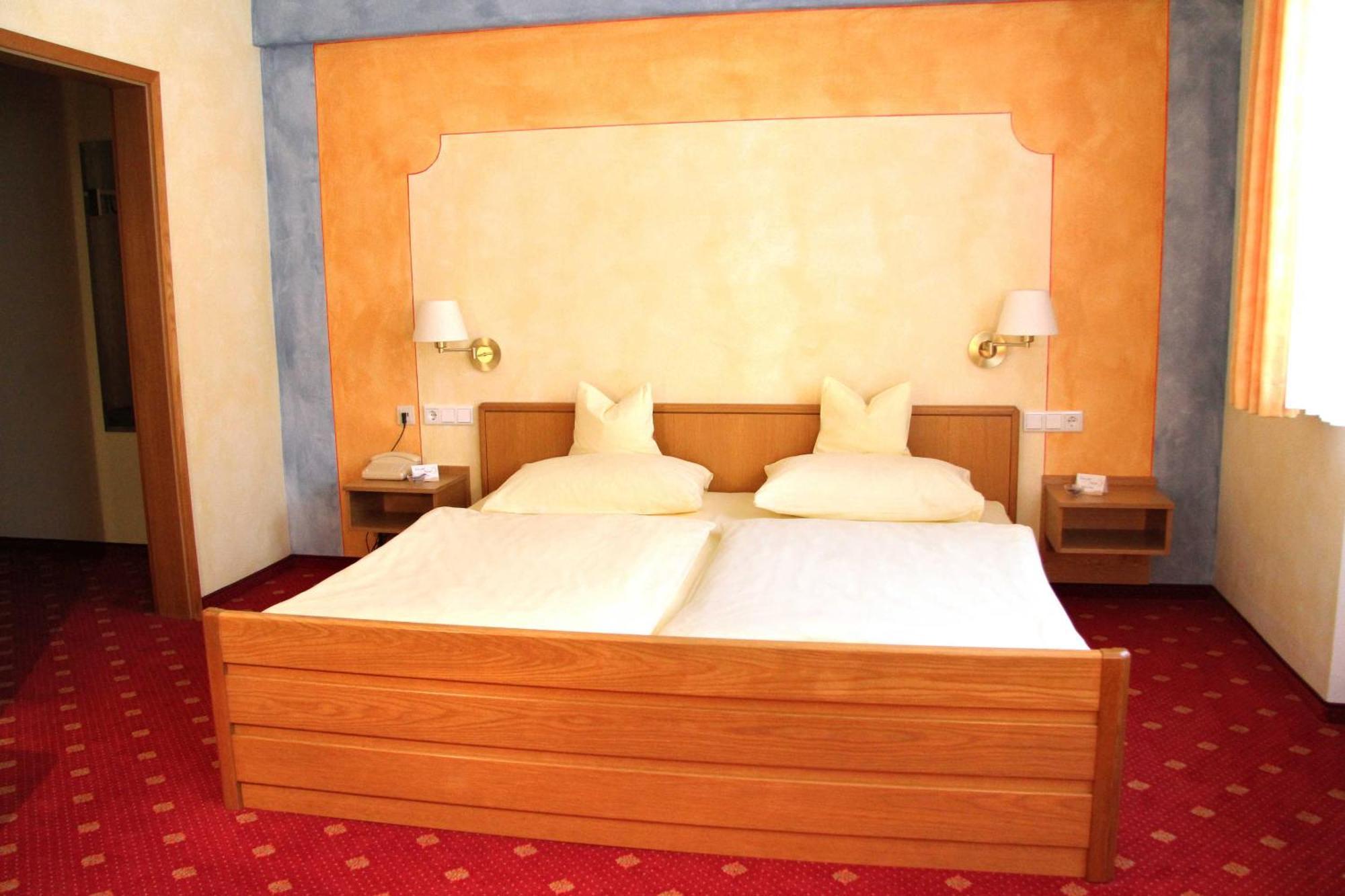 Hotel-Garni Goldener Schwan Bad Windsheim Bagian luar foto